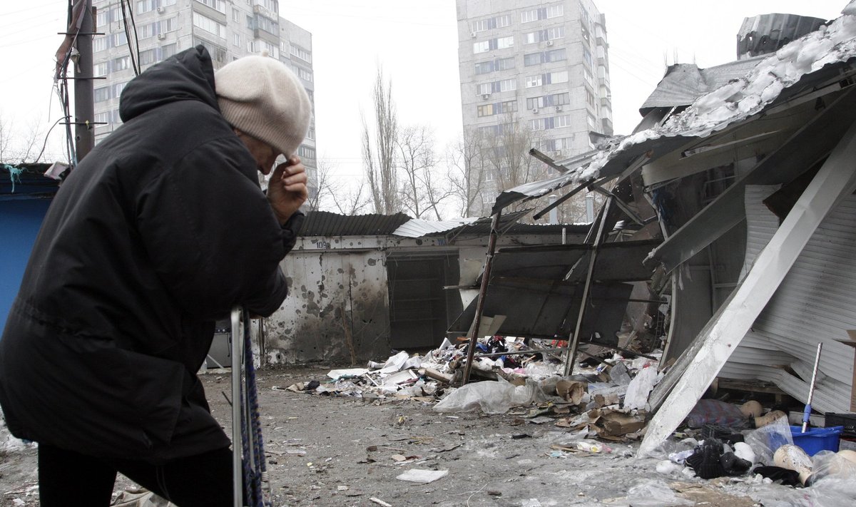 Donetsk. Vanem naine seisab poe kõrval, mille kohalike sõnul purustas mürsutabamus.