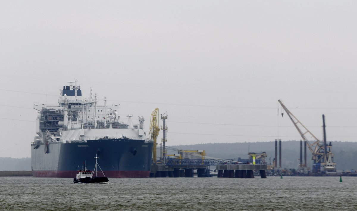 Плавучая установка для регазификации и хранения газа (FSRU) «Независимость», пришвартованная у терминала сжиженного природного газа (СПГ) в порту Клайпеды 27 октября 2014 года.