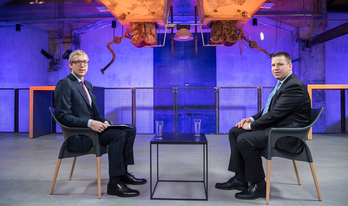 Peaminister Jüri Ratas annab Johannes Trallale intervjuu. Foto: ERR