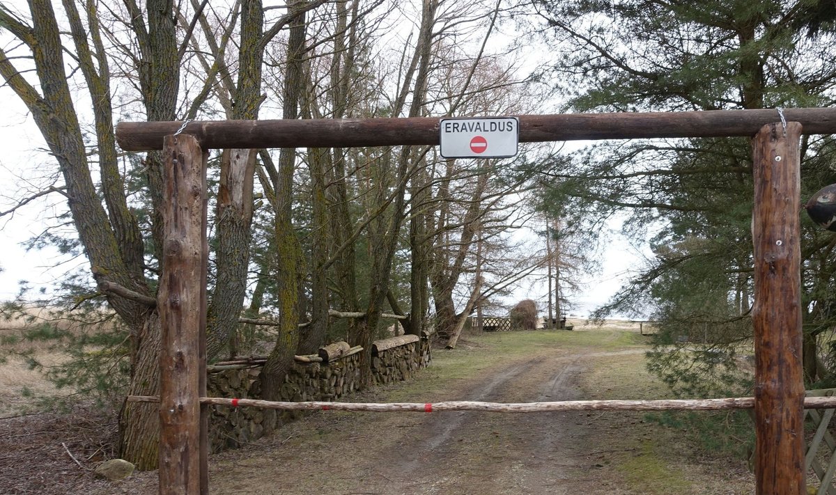 Pärnu lahe rannikul Audru vallas Marksa külas on maaomanik püstitanud valla omandis olevale teele väravad koos keelumärgiga, tõkestades nii juurdepääsu kallasrajale.
