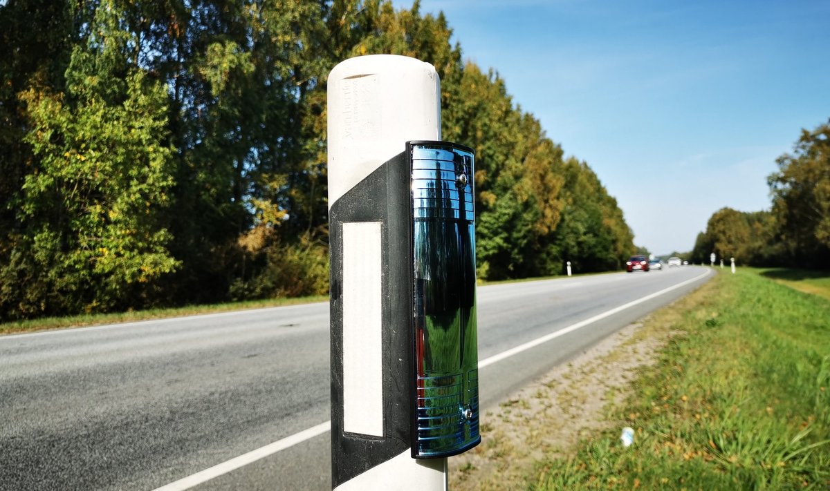 Paigaldatud reflektor Eesti maanteel