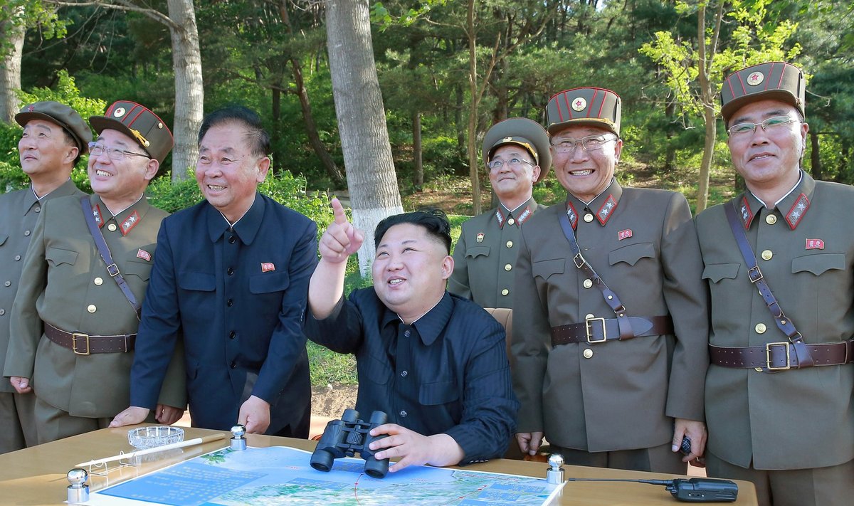 Näe, lendab! Kim Jong-un imetleb raketikatsetust kindralite keskel.
