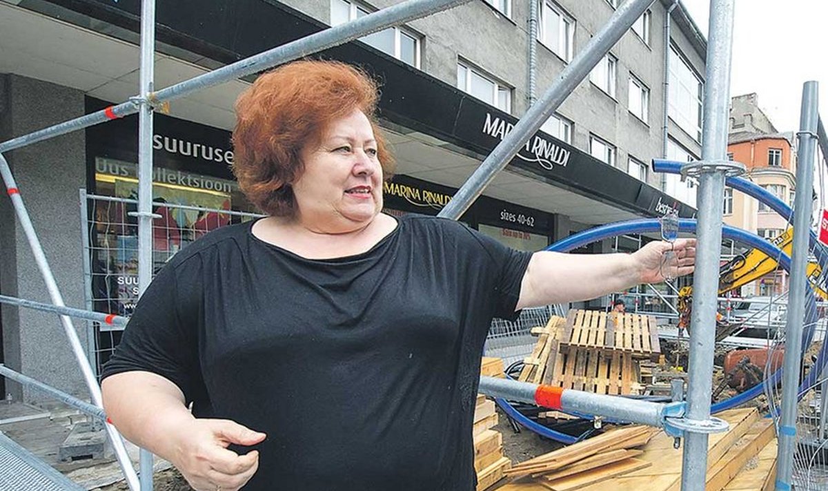 Marina Rinaldi poe juhataja Ljudmila Lugovskaja on sarnaselt teiste Harju tänava ettevõtjatega infosulu ja remonditööde tõttu tekkiva kahju pärast nördinud. 