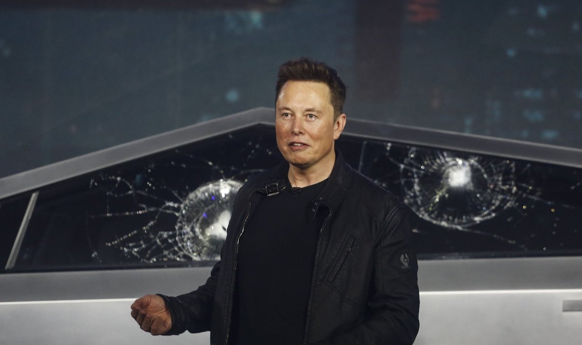 Elon Musk Tesla Cybertrucki maailmaesitlusel, kus auto purunematust klaasist aknad andsid ikkagi järele.