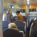 LUGEJA VIDEO: Joogised inimesed sorteerisid Elroni rongis avalikult kohvipakke, kaasreisijad kahtlustasid suurt narkokuritegu