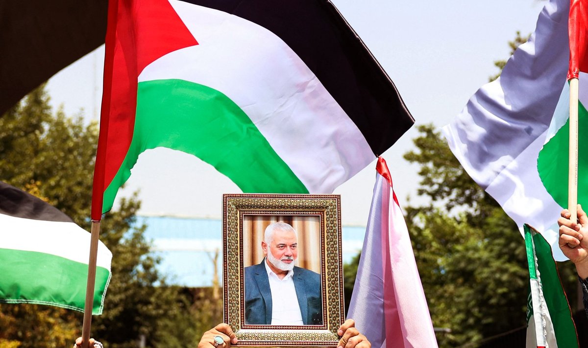 Inimesed meeleavaldusel Palestiina lippude ja tapetud Hamasi juhi Ismail Haniyeh’ portreega.