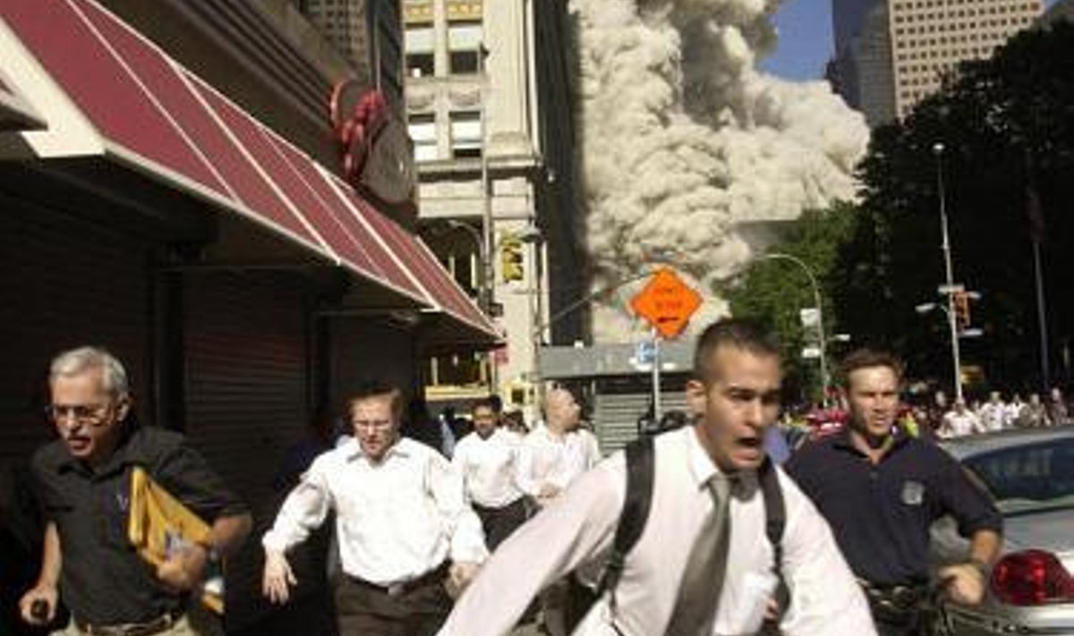 Inimesed põgenevad paanikas, taustal WTC
