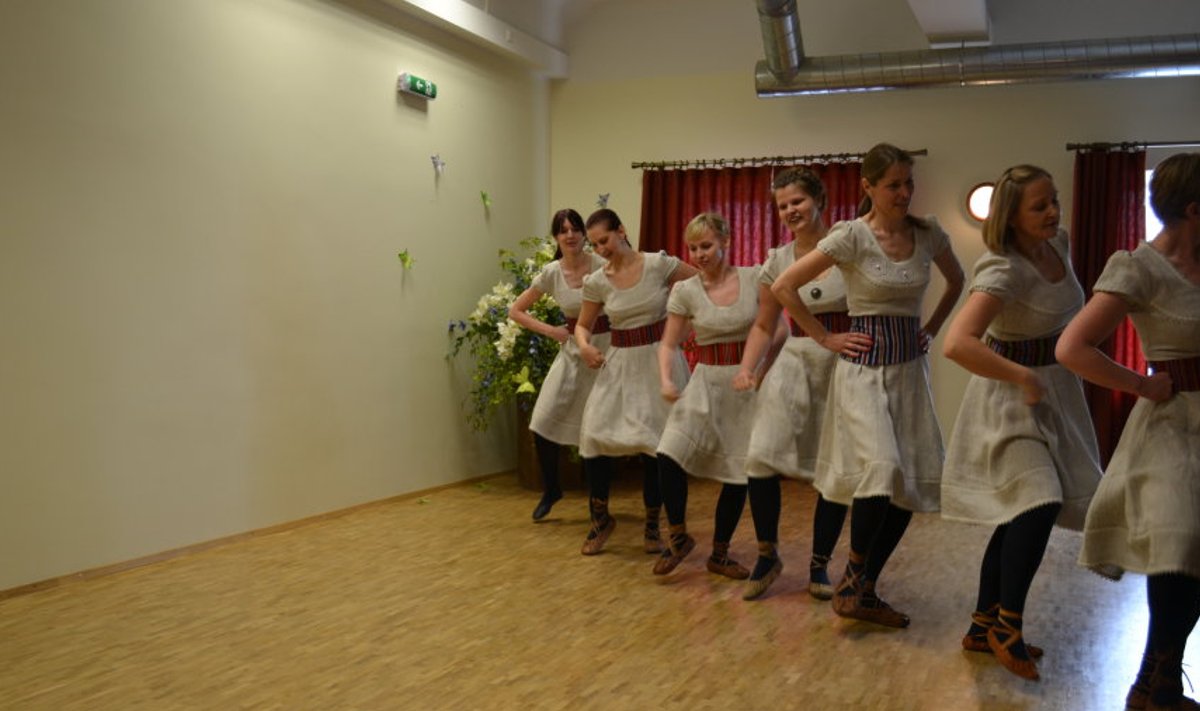 Naisrühma särtsakas Simmanipolka pani publiku kaasa elama ja andis tantsijatele esimesed või siis värsked lavakogemused. Foto: Mait Leemet