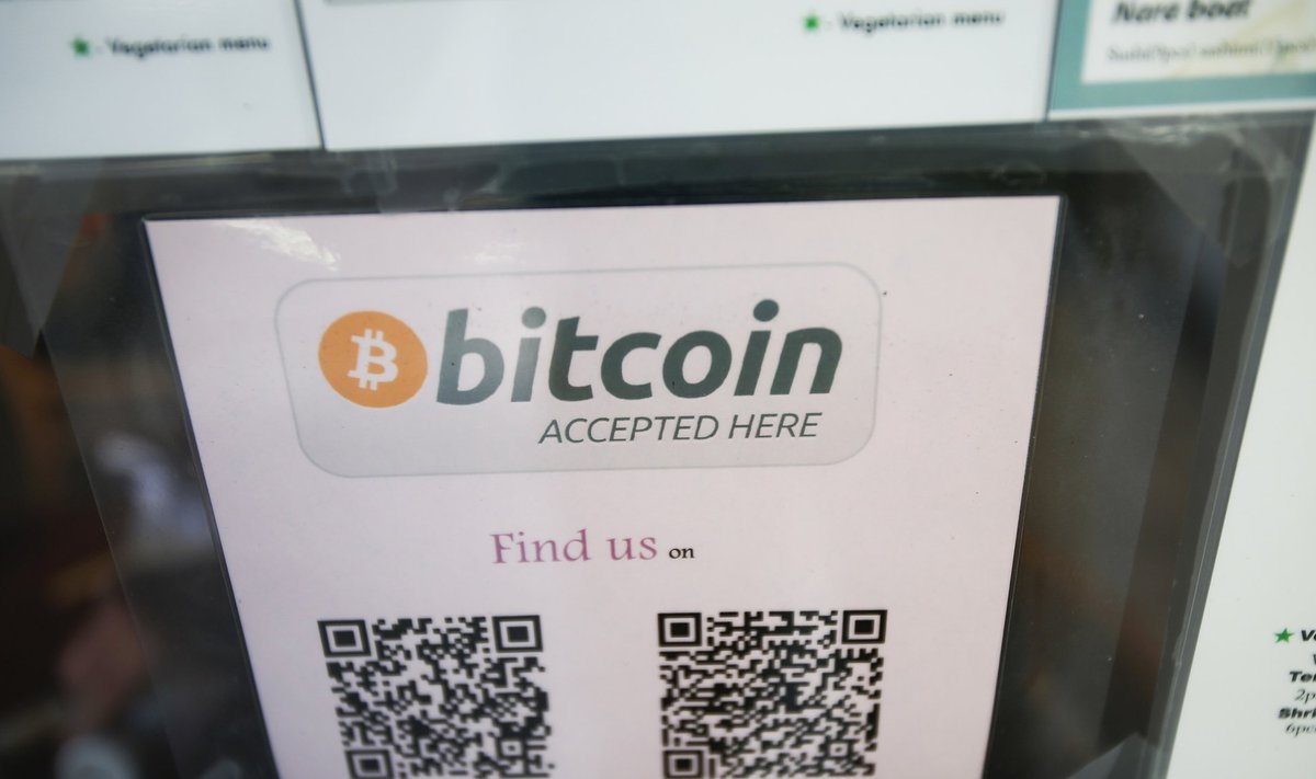Bitcoinimaksmisest teavitav silt restoraniuksel USAs