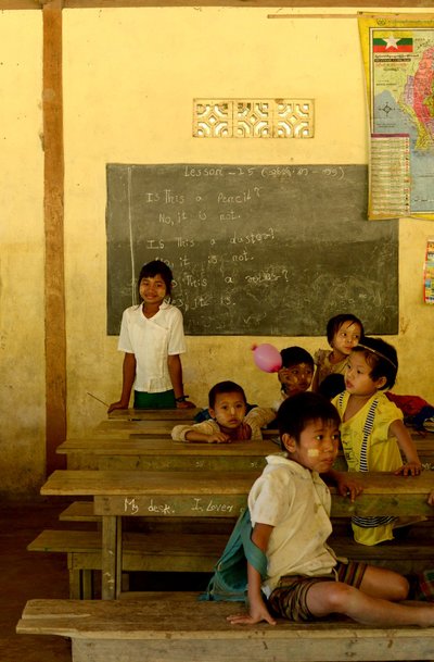 Nad ei mängi kooli - selline ongi üks Myanmari külakool, kus õpetaja puudumisel kõige vanem laps hakkab õpetajana tööle, mitte teda mängima.