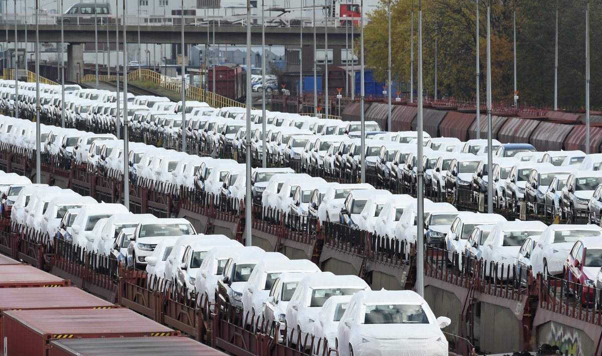 Volkswageni tehasest Wolfsburgis väljuvad rongid uute autodega.