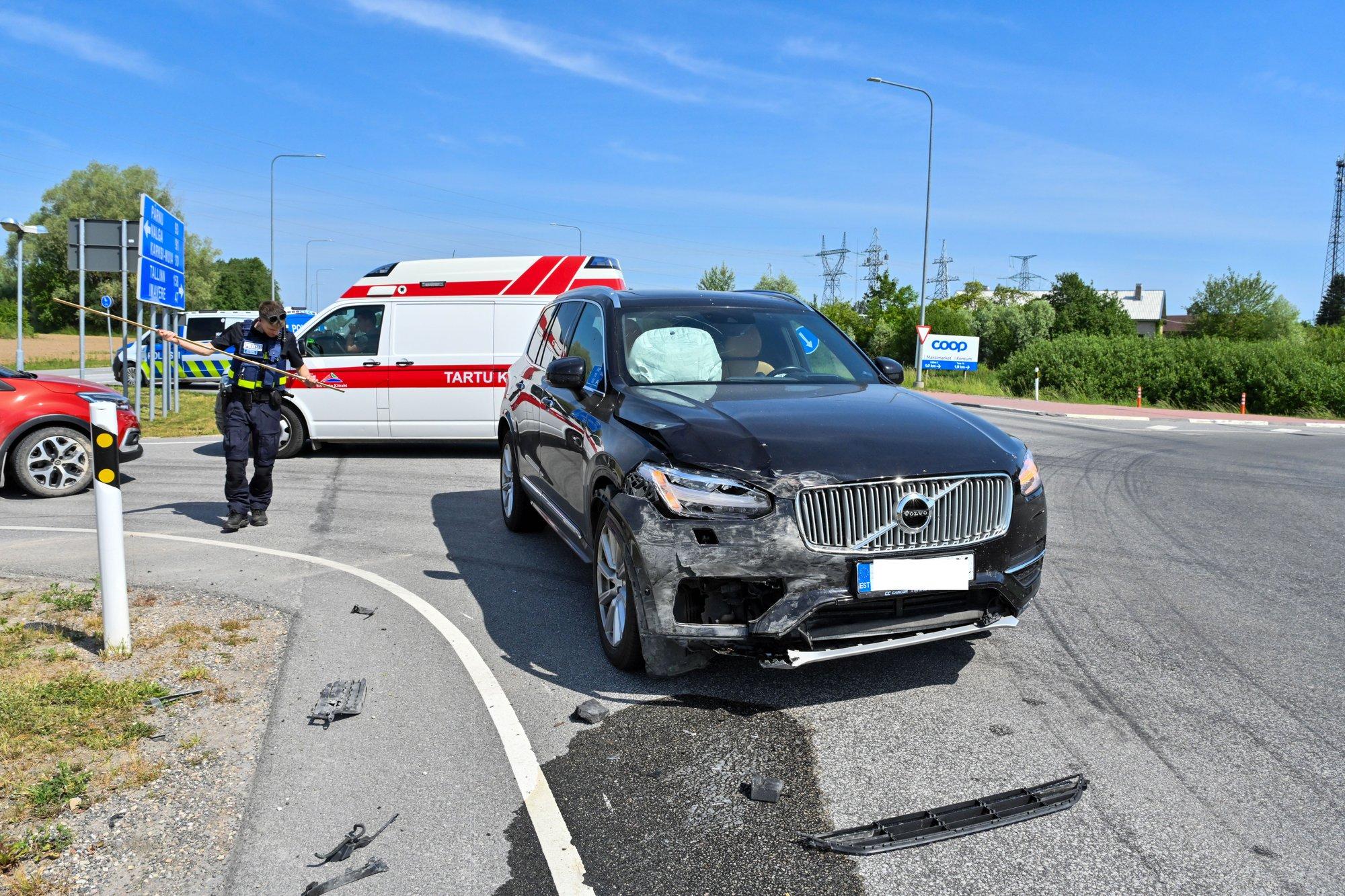 ФОТО | Недалеко от Вильянди произошло столкновение двух автомобилей - Delfi  RUS