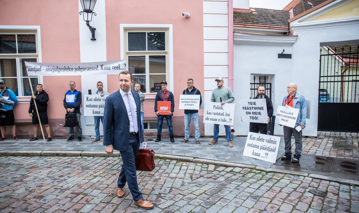 Päästjad augusti lõpus Stenbocki maja ees protestimas. Nüüd peab siseminister Lauri Läänemets nentima, et protestijate palgad järgmisel aastal ei tõuse ning lisaks tuleb sulgeda üks komando.