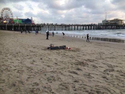 Kosilane Santa Monica rannal kõhutamas