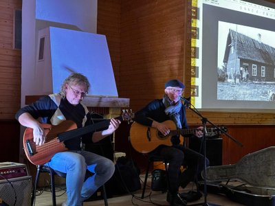 Noarootslased ja bändikaaslased Jaan Sööt ja Tarvo Jaaksoo laulsid Tuksi küla lugude vahele oma laule.
