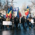 Тысячи протестующих окружили парламент Молдавии после утверждения кабмина