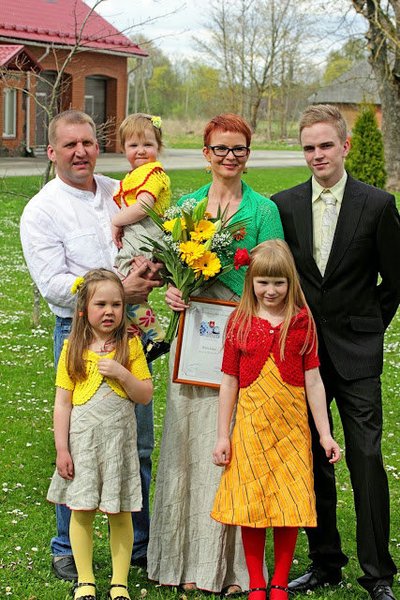Helen Rajas abikaasa ja lastega Illuka mõisa pargis. Foto: Margit Kurvits