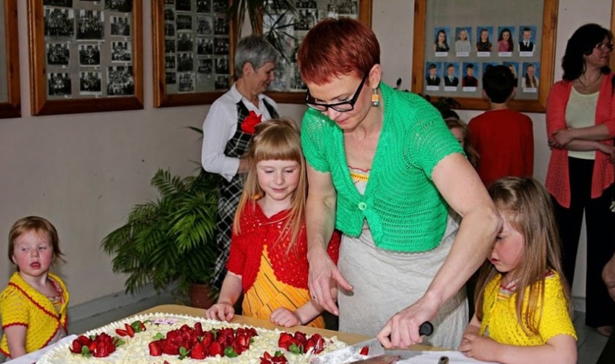 Perekond Rajase naispere torti lahti lõikamas. Foto: Margit Kurvits
