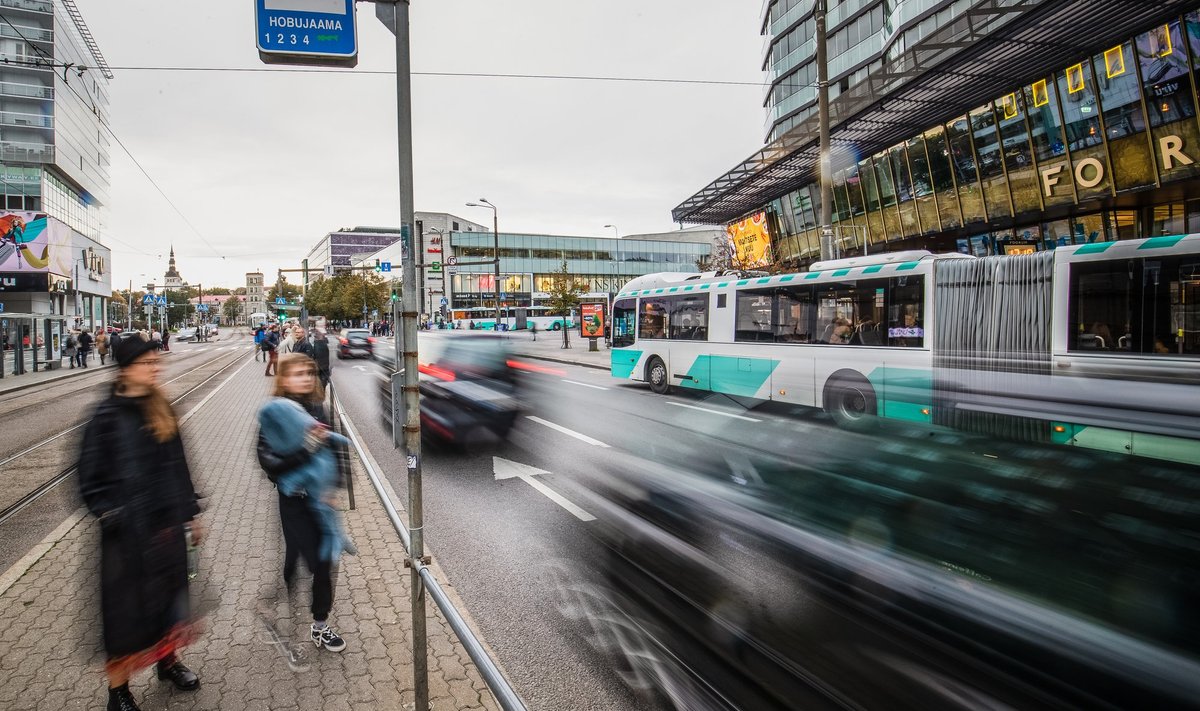 Aprilli alguses muudeti Tallinnas poolte busside liikumistrajektoore. Nüüd pannakse kinni ka kaks trammiliini.