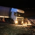 ФОТО | Плохие погодные условия: под Йыхви грузовик съехал в кювет