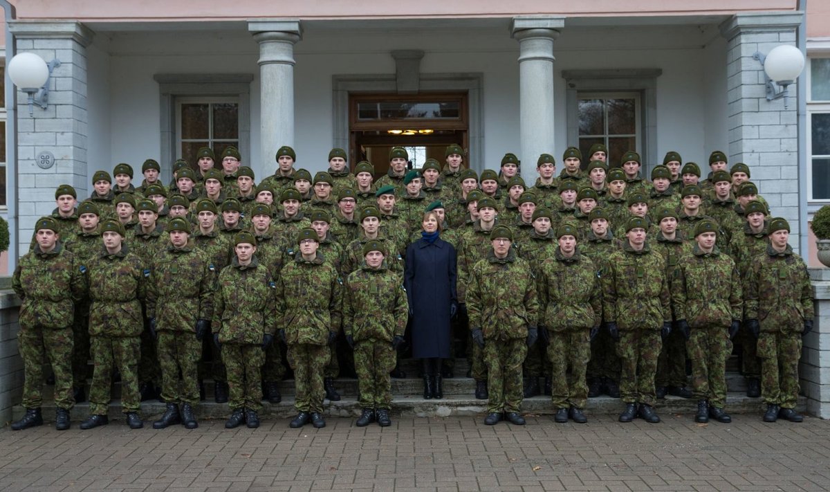 President Kaljulaid jättis hüvasti Vahipataljoni ajateenijatega