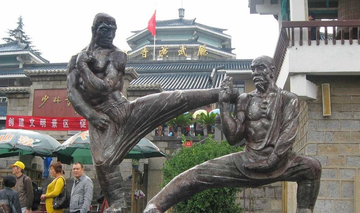 Skulptuur Kung-Fu templi territooriumil: Annab aimu, millise spordialaga on tegemist. (Foto: Vambola Paavo)