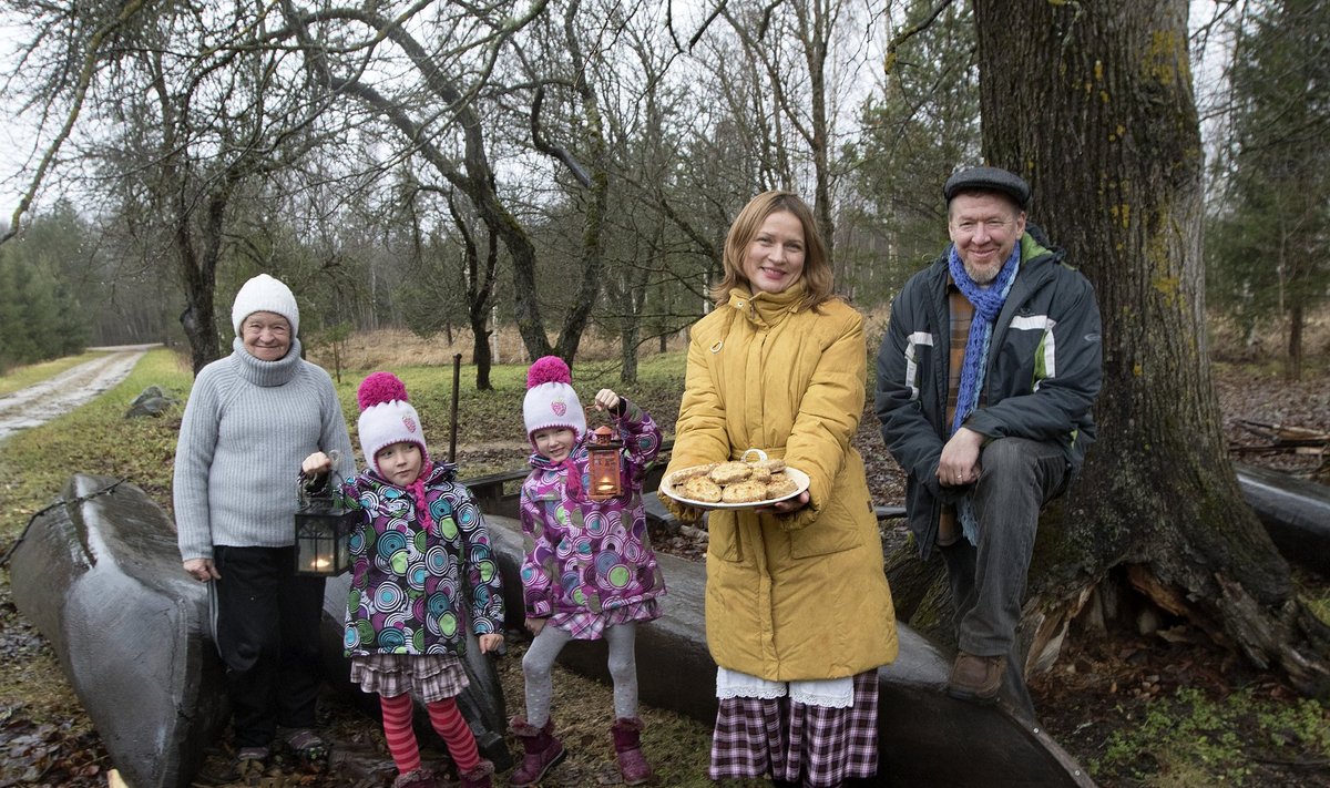 Jõuluootus Saarisool. Aivar Ruukel koos abikaasa Ljudmilaga, lapsed Luule (vasakul) ja Lille ning Aivari ema Koidu. Pildile on jäänud ka mõned isetehtud kanuud.