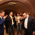 FOTO: Rõivas rüüpas Gruusias veini üpris kahtlase mehega
