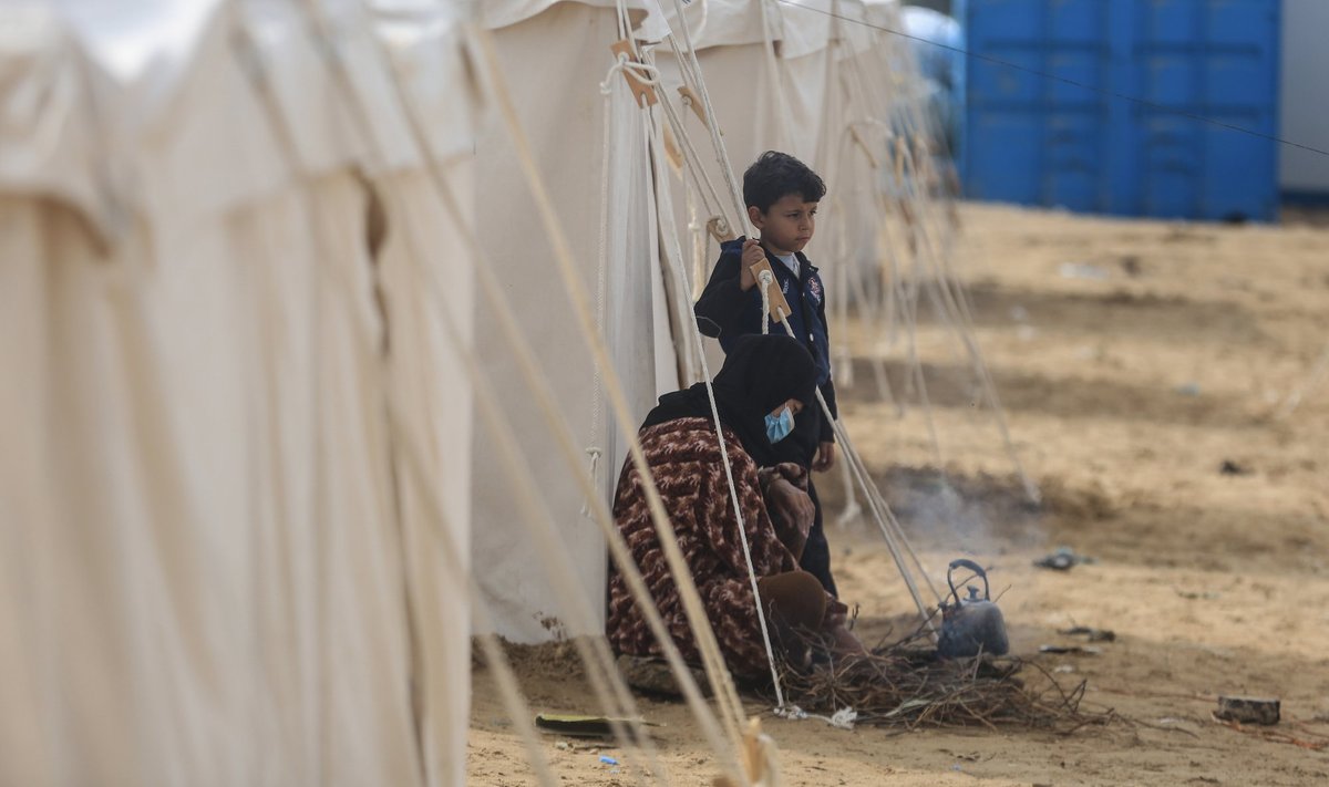 Palestiina naine valmistab koos lapsega teed Khan Yunise põgenikelaagris. 