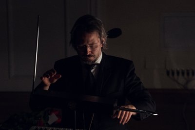 E-DIRIGENT: Taavi Kerikmäe musitseerib Teremini-nimelisel elektroonilisel muusikariistal.