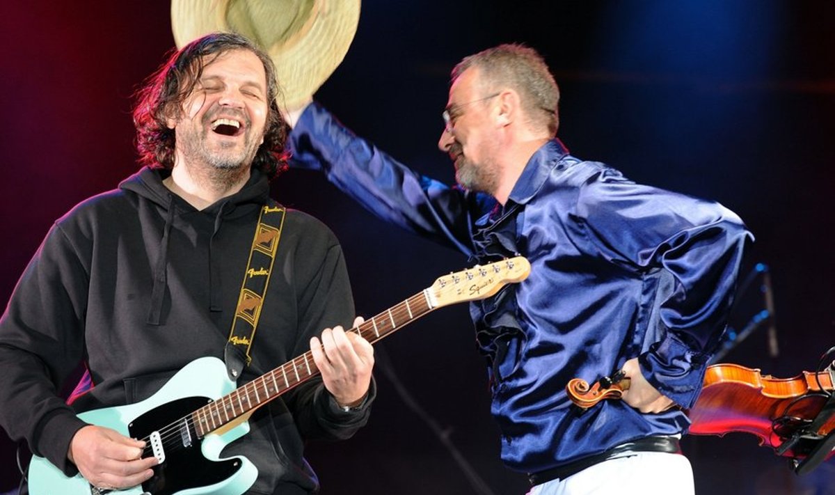 Dejan Sparavalo (R), violinist of The No Smoking Orchestra band, jokes with Serbian Emir Kusturica as their perform in Montevideo on October 17, 2008.  AFP PHOTO/Pablo PORCIUNCULA