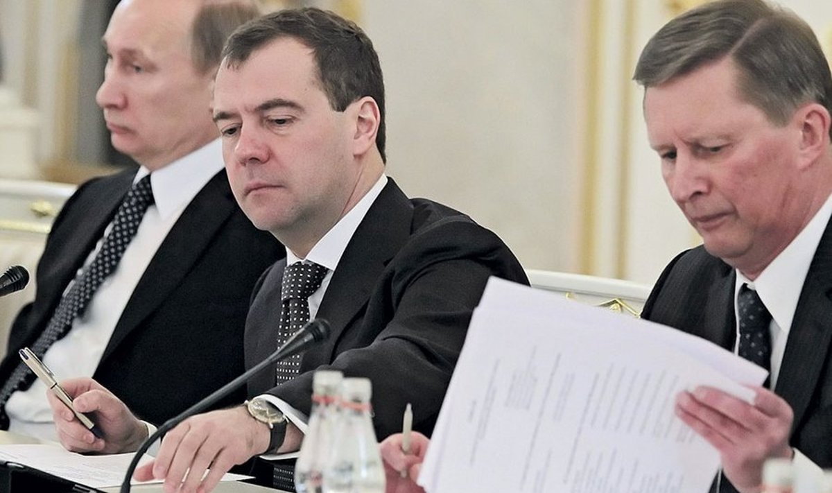 Venemaa president Vladimir Putin (vasakul) ajab oma rida Sergei Ivanovi (paremal) abiga. Peaminister Dmitri Medvedevi kabinet justkui vaid dubleeriks Ivanovi töövaldkonda.