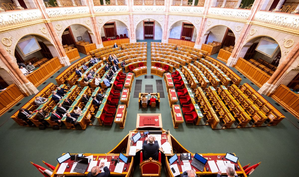 Ungari parlamendi eriistungil oli suurem osa saalist tühi.