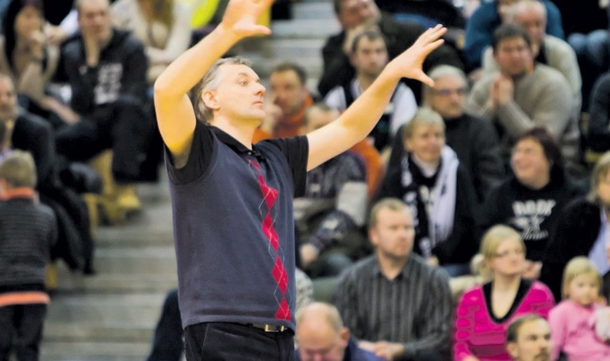 Tartu Ülikooli korvpallimeeskonna peatreener Gert Kullamäe juhib dirigendina viit meest väljakul. Foto: Ester Vaitmaa