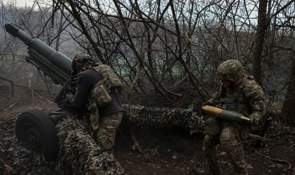 SÕDURID RINDEL: Ukraina suurtükiväelased Donetski regioonis. Just seal piirkonnas on kõige tõenäolisem venelaste uus suur rünnak.