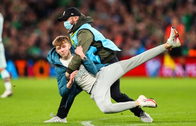 Cristiano Ronaldoni jõuda soovinud fänn pandi murule pikali.