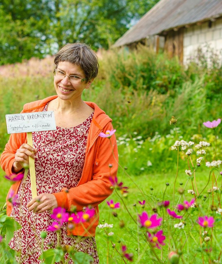 Triinu Guerrin südasuvel oma permakultuuriaias, kus kasvab nii köögi­vilju kui lilli.