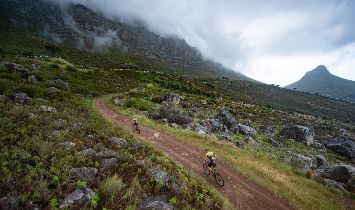 Pildil: Ratturid maailma kõige mainekama maastikuratturite mitmepäevasõidu esimesel etapil kilomeetreid mõõtmas.