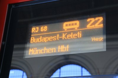 Viimased rongid Saksamaale. Ungari pealinnas Keleti raudteejaamas said süürlased piletid igatsetud Saksamaale