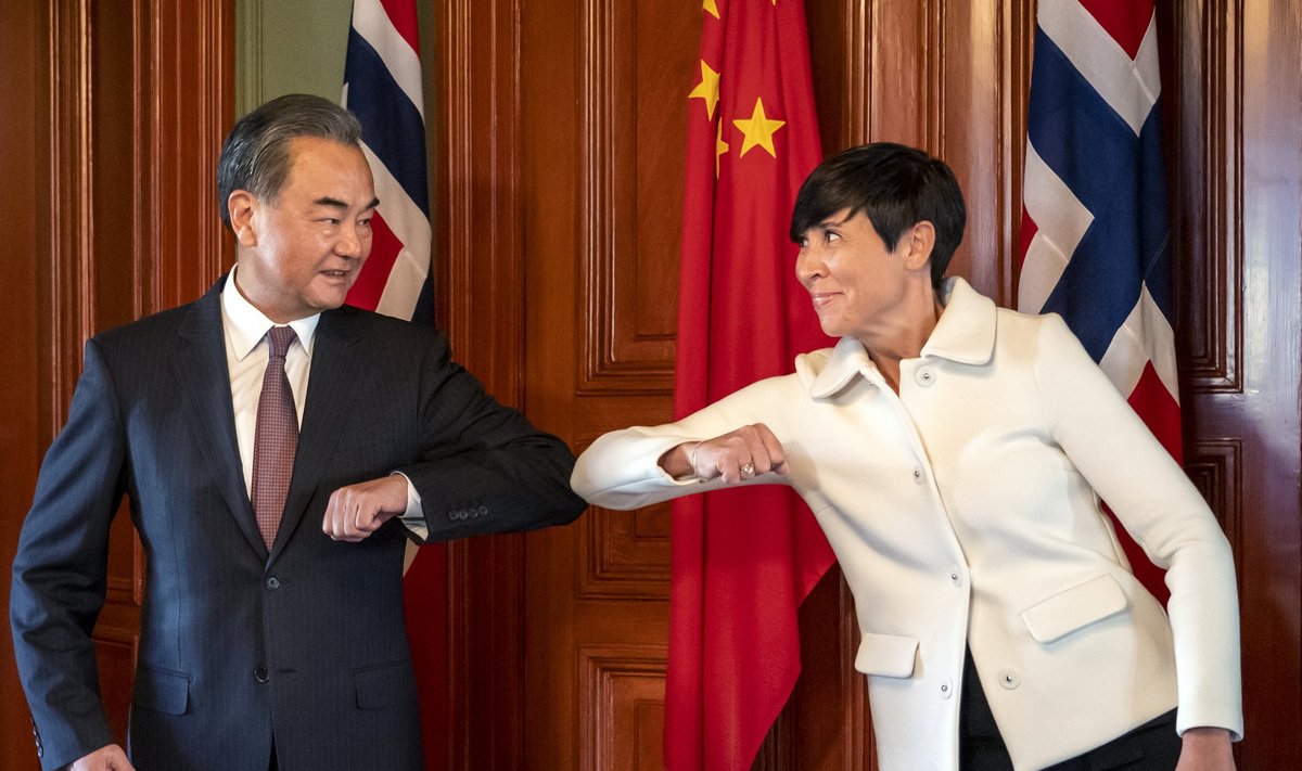 Hiina välisministri Wang Yi ja Norra välisministri Ine Marie Eriksen Søreide küünarnukitervitus möödunud neljapäeval
