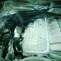 FOTO: Jõgevamaal süttis Mercedese kapotialune