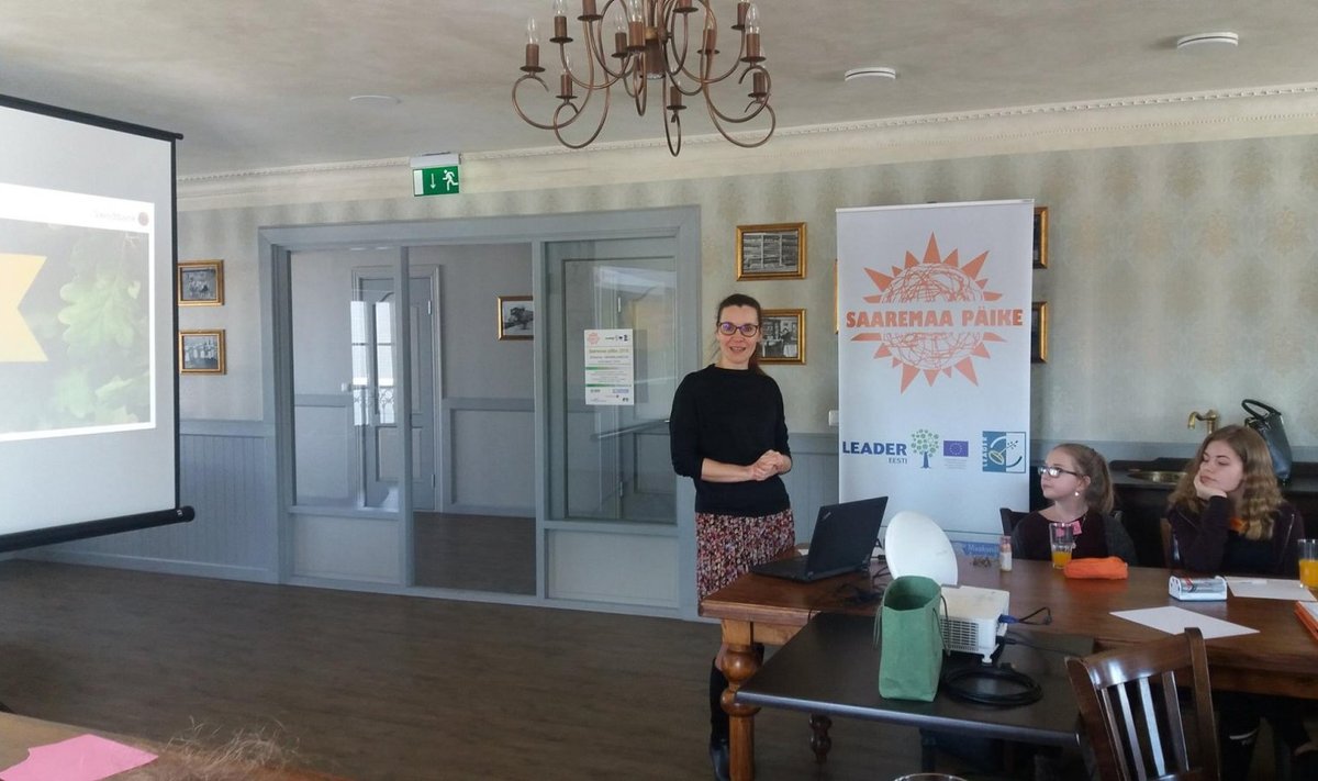 Swedbanki Kuressaare kontori juhataja Liilia Mesila rääkis koolitusel Saaremaa Päike noortele toote omahinnast ja müügihinna arvutamisest.