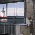 SUUR LUGU | Tallinna esindusväljakul asuv hoone laguneb ohtlikult. Aken kukkus sisehoovi, fassaad pudeneb tänavale