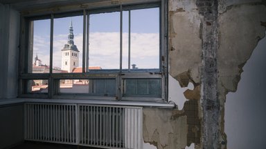 SUUR LUGU | Tallinna esindusväljakul asuv hoone laguneb ohtlikult. Aken kukkus sisehoovi, fassaad pudeneb tänavale