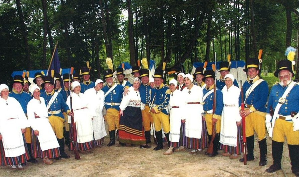 Naisrühma Tantsulust liikmed koos ratsaväelasteks rõivastunud isetegvuslastega Torma valla Soome sõpruspiirkonnast Oravaisist