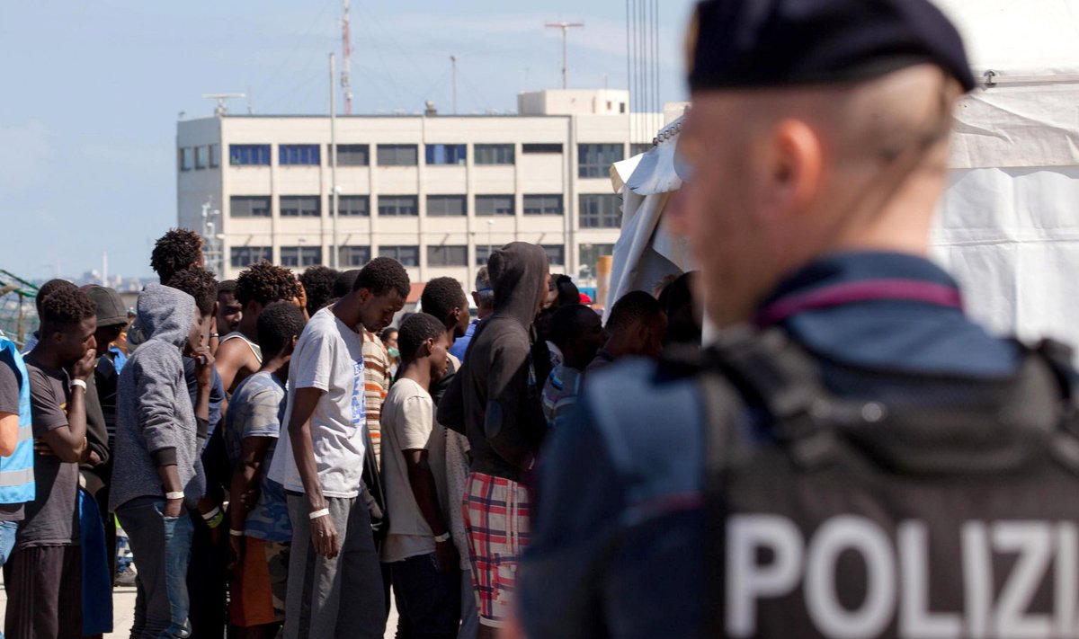 Politsei ja sisserändajad 5. juunil Reggio Calabria sadamas