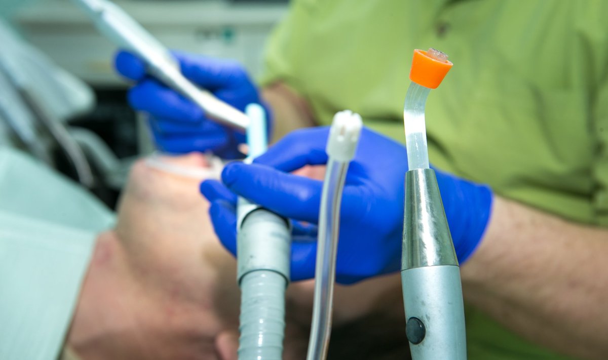 „Teatavasti on Eestis arstide puudus, kuid mitte hambaarstide puudus. Seega ei ole riiklikult vajadust tasustada hambaarstide vastavuseksami praktika osa sooritamist,“ ütlevad arstide esindajad.