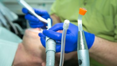 Hindamiskomisjon: lõpetame kolmandatest riikidest pärit hambaarstiks pürgijatele praktikatoetuse maksmise