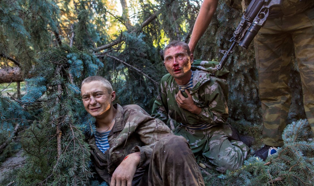 Украинские десантники, захваченные в плен после боя в Шахтерске. 31 июля 2014 года.