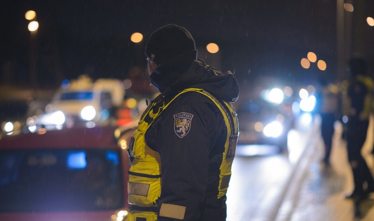 Kümned politseinikud eelistasid jõulude ajal tänaval liiklus-järelevalve tegemise asemel kodus kuuse juures istuda.
